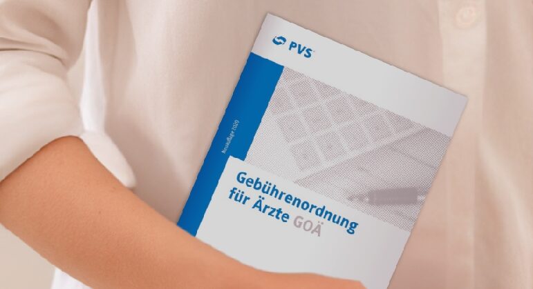 Ärztin in weißem Polo-Shirt hält Gebührenordnung der Ärzte in Händen